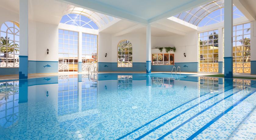 Het binnenzwembad van Appartementen Colina Village Carvoeiro Algarve