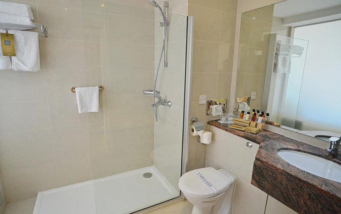 Badkamer van Hotel Golden Bay Beach in Larnaca - Cyprus