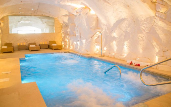 Het binnenzwembad van Hotel La Fonda in Andalusië