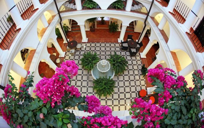 Patio van Hotel La Fonda in Andalusië