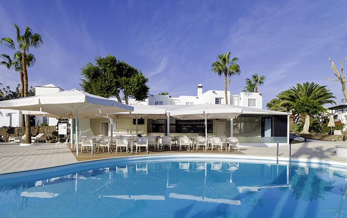 Zwembad van Hotel H10 White Suites op Lanzarote