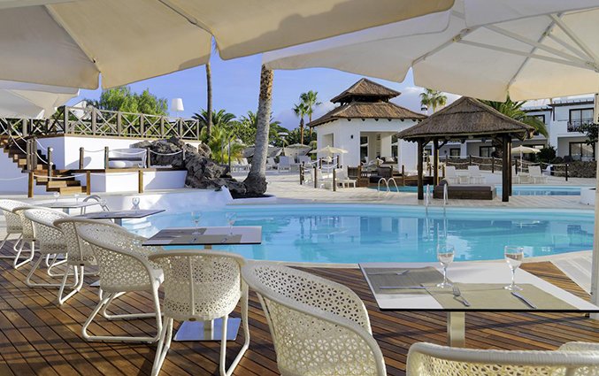 Zwembad van Hotel H10 White Suites op Lanzarote