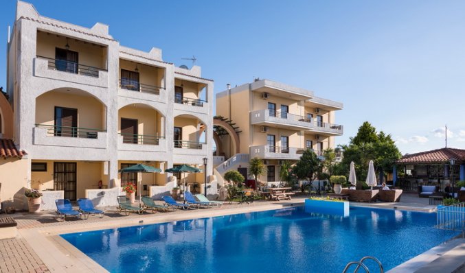 Zwembad en appartementen van Aparthotel Nireas Kreta
