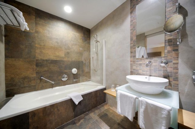 Badkamer van een tweepersoonskamer van Hotel en Spa Maritim Antonine op Malta