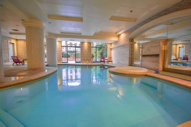 Binnenzwembad van Hotel en Spa Maritim Antonine op Malta