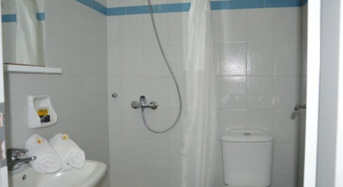 Badkamer van een tweepersoonskamer van Hotel Villa Olympia op Santorini