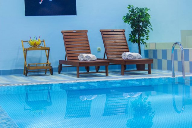 Zwembad met ligbedjes van Hotel Spongiola in Dalmatië