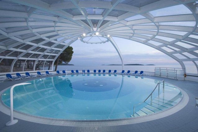 Zwembad van Hotel Zora in Dalmatië